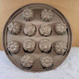 Pampered Chef Silicone Floral Cupcake Pan
